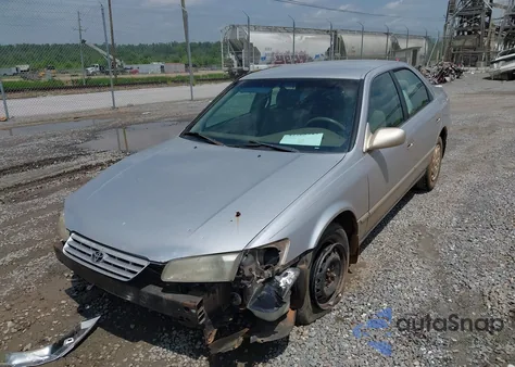 1999 Toyota Camry Le z USA, uszkodzony, nr VIN 4T1BG22K7XU604965